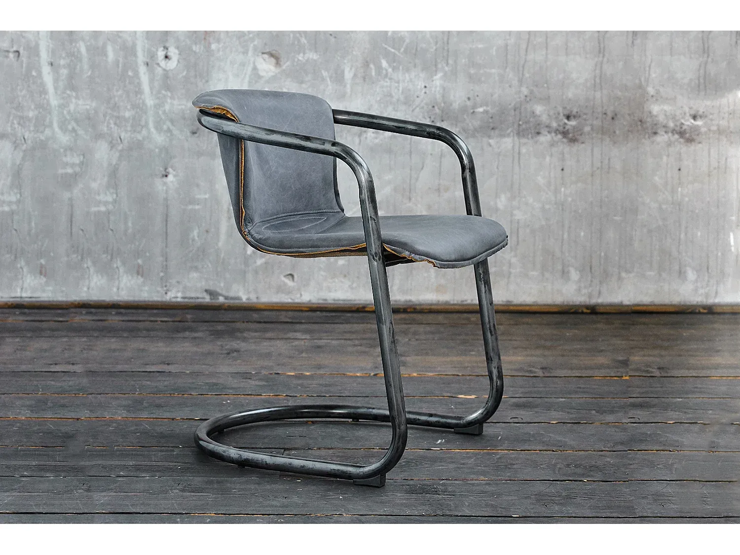 Moderner Esszimmerstuhl aus grauem Leder