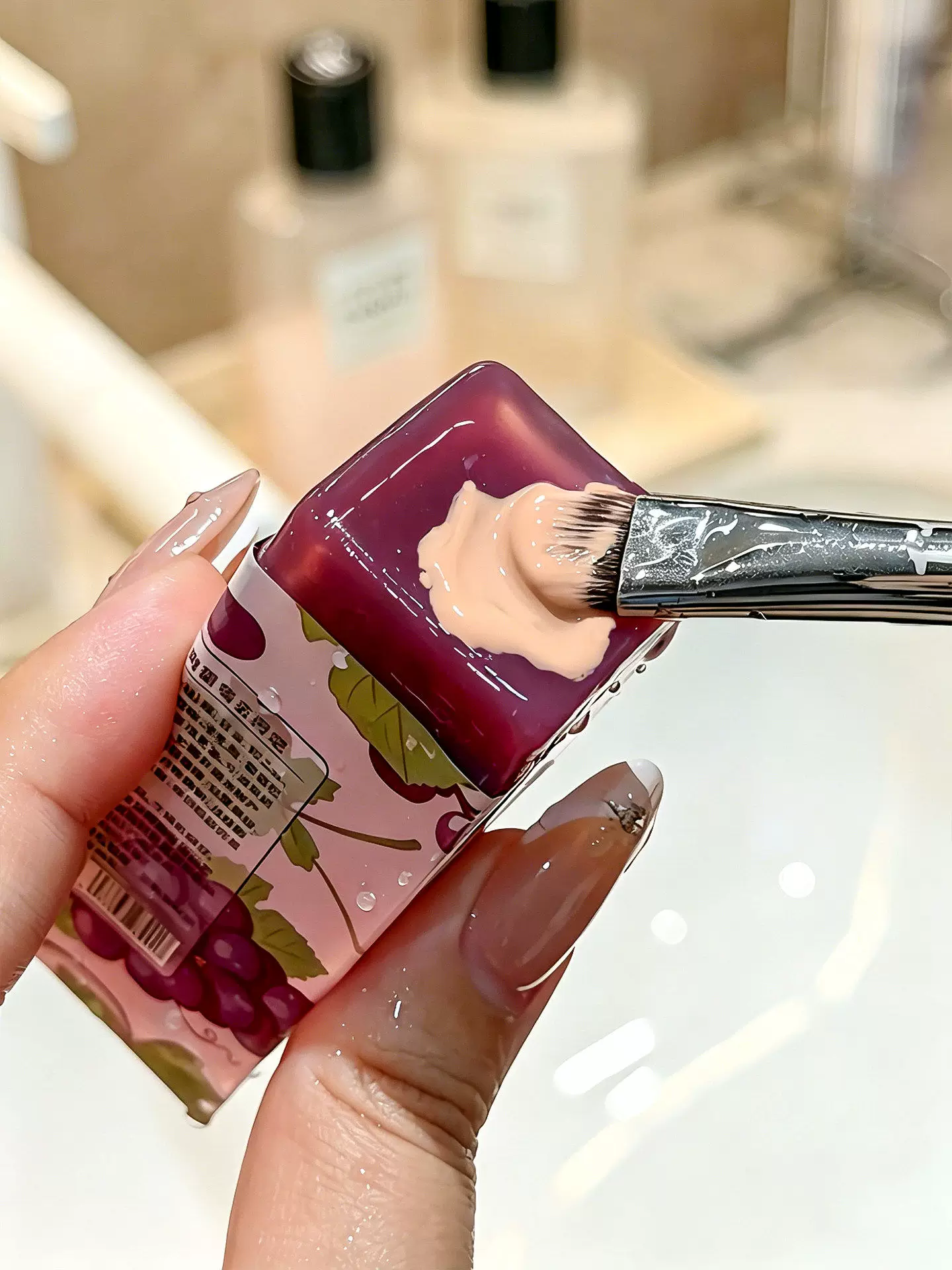 Long-lasting Grape-Scented Soap – Portable Cleansing Bar for Powder Puffs (Stain-Removing)