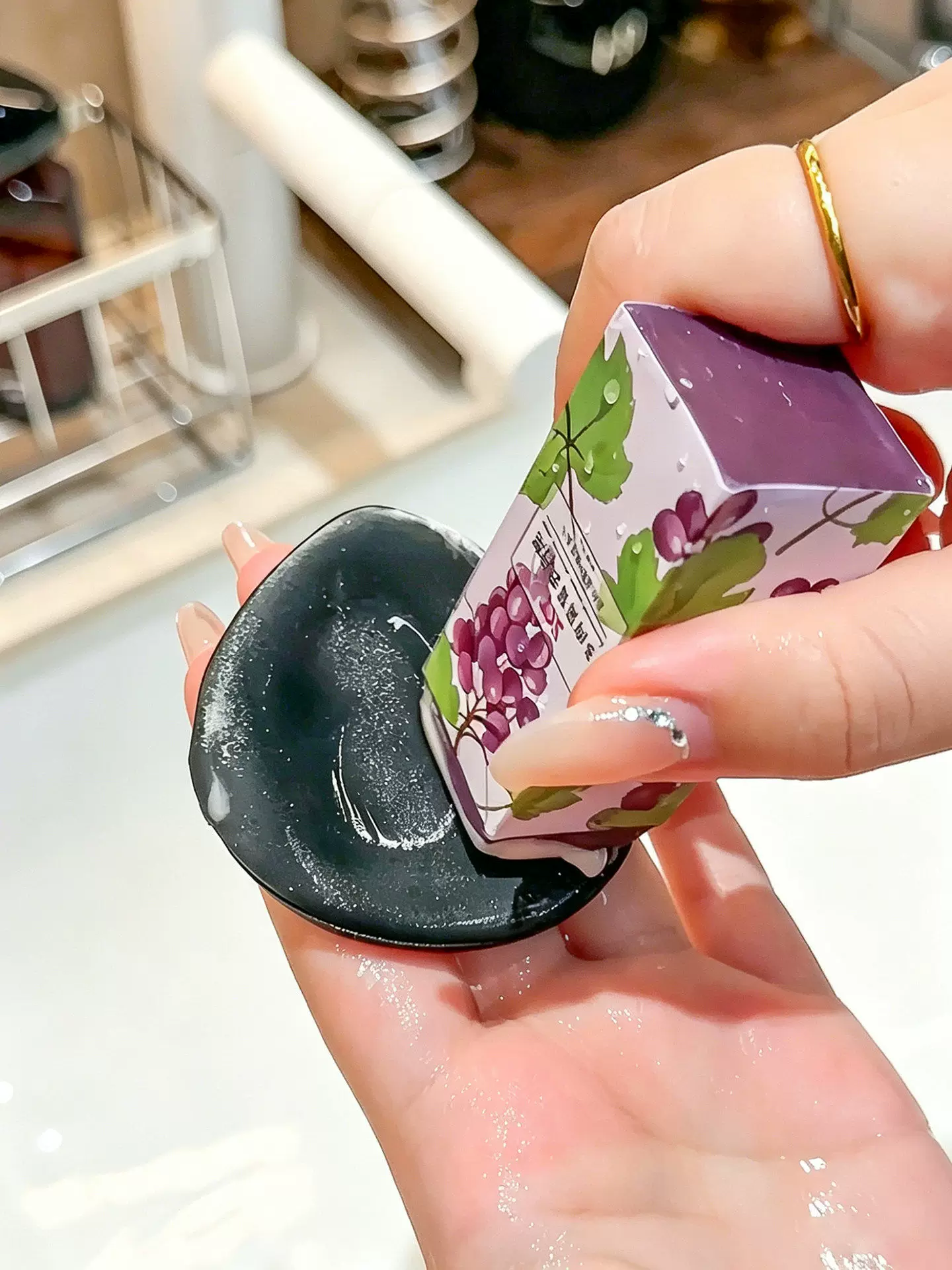 Long-lasting Grape-Scented Soap – Portable Cleansing Bar for Powder Puffs (Stain-Removing)