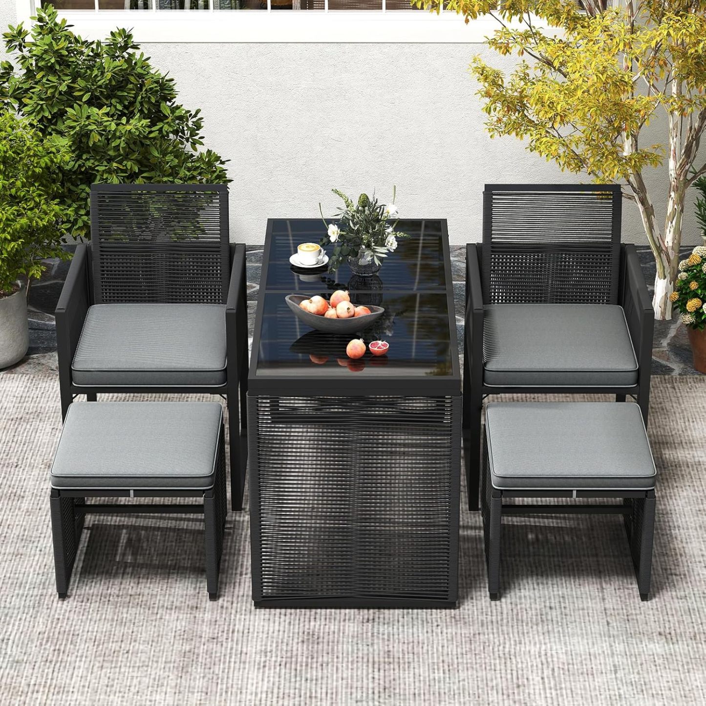 Juego de comedor para patio de 5 piezas de mimbre de polietileno, juego de conversación para exteriores con cojines, silla de ratán para patio que ahorra espacio y asiento de cuero templado.