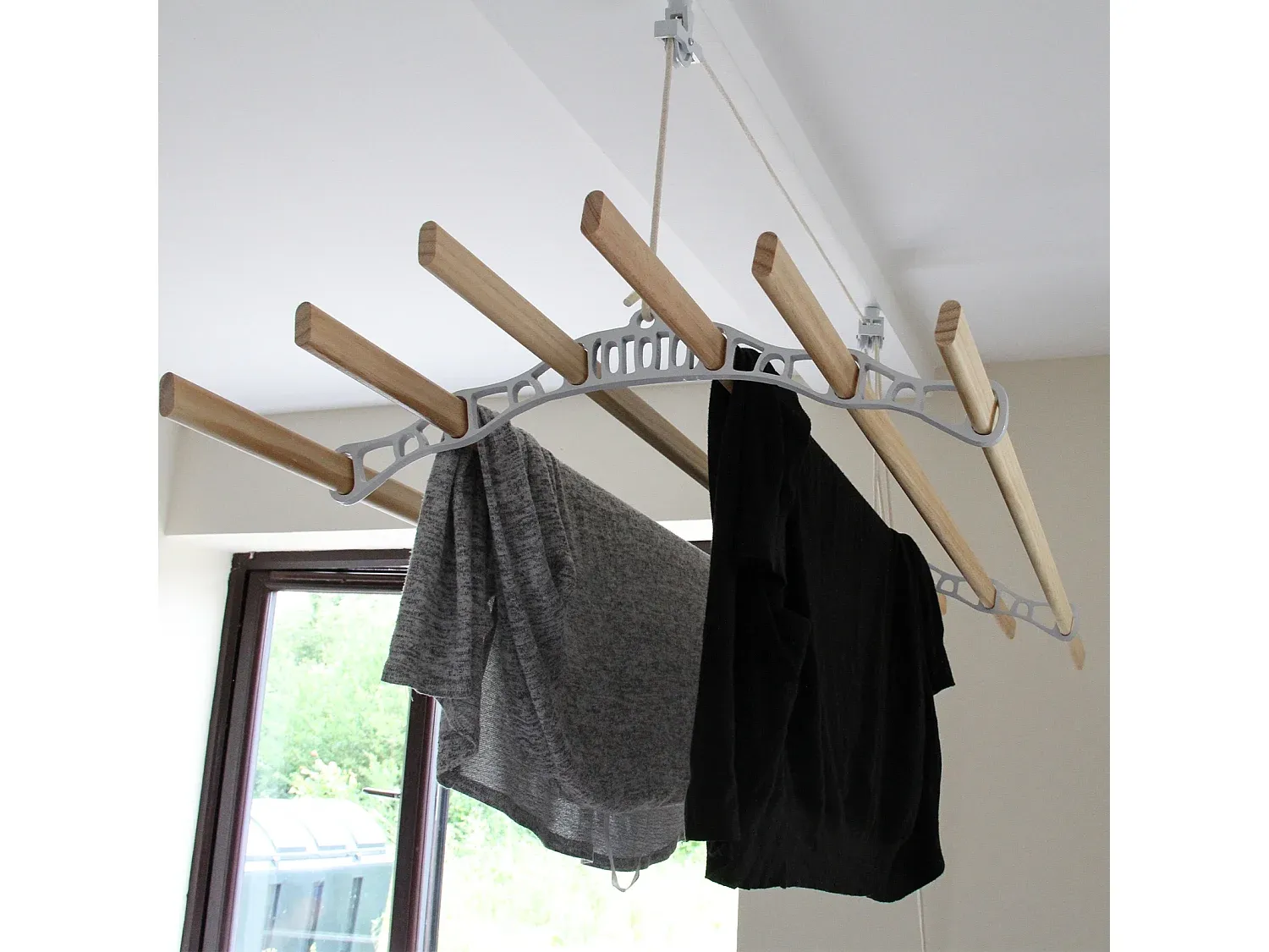 Platzsparender Kiefernholz-Deckentrockner im viktorianischen Stil