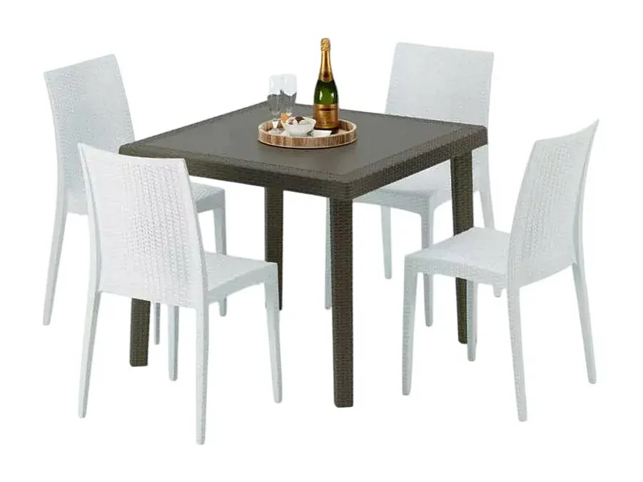 Quadratischer Rattan-Gartentisch mit 4 bunten Stühlen