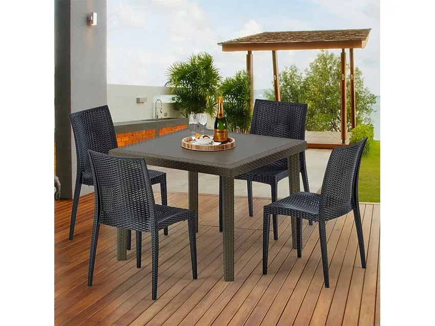 Quadratischer Rattan-Gartentisch mit 4 bunten Stühlen