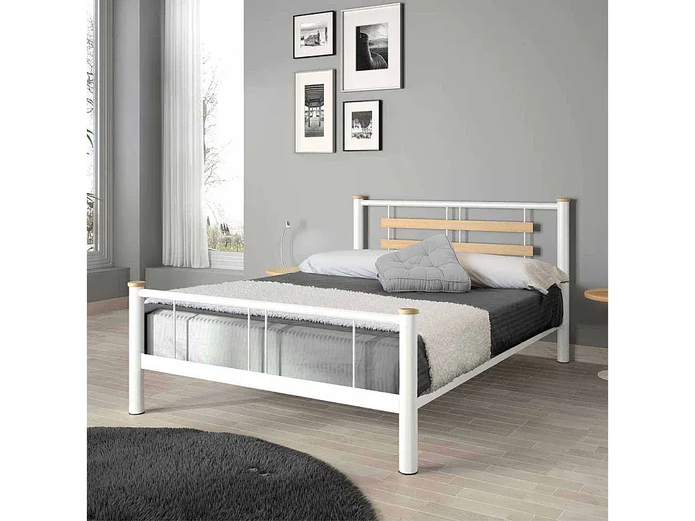 Weißes Metallbett mit Eichenholz