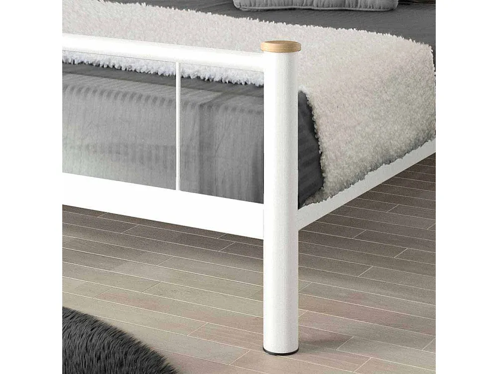 Weißes Metallbett mit Eichenholz