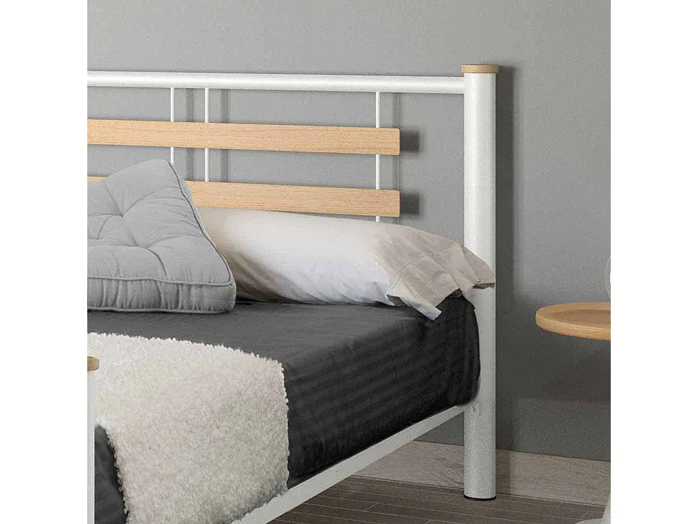 Weißes Metallbett mit Eichenholz