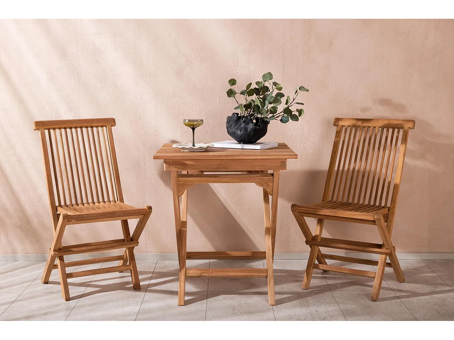 Kompaktes Gartenset mit quadratischem Tisch und zwei Stühlen, naturfarben