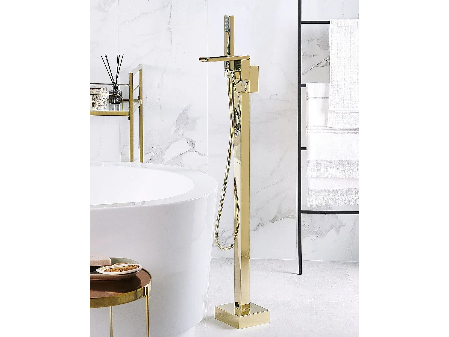 Goldene freistehende Badewannenarmatur aus Messing