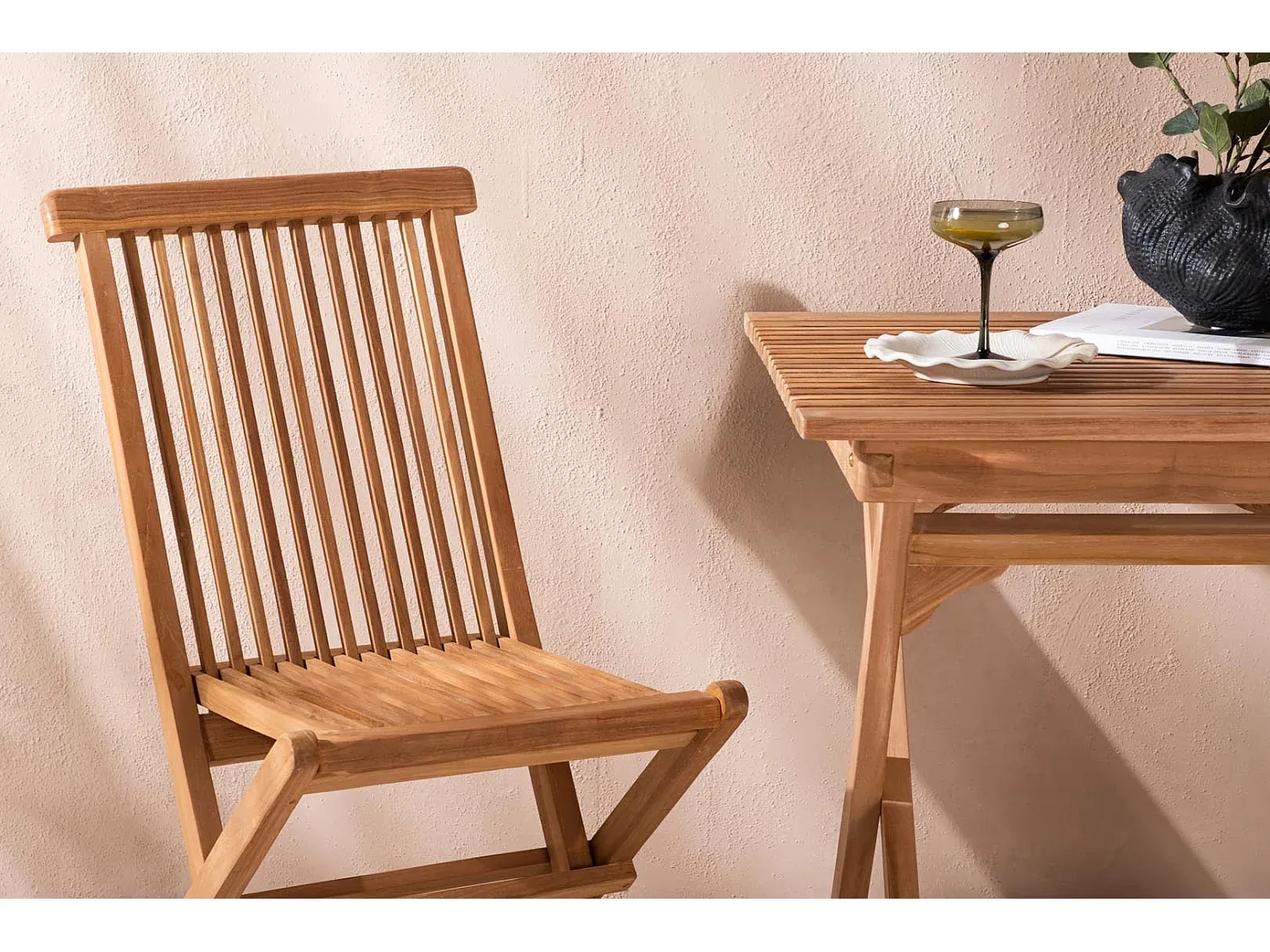 Kompaktes Gartenset mit quadratischem Tisch und zwei Stühlen, naturfarben