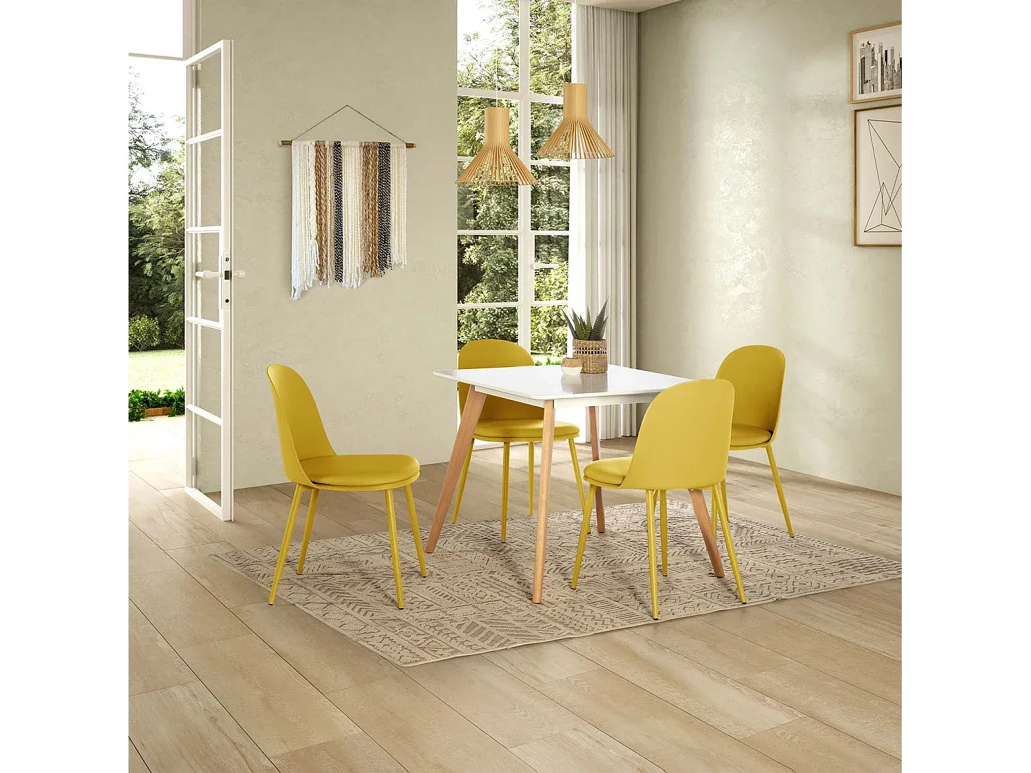 Kompakter Esstisch mit 4 Stühlen in Senffarbe