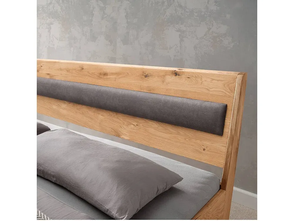 Hochwertiges Doppelbett aus Wildeiche Massivholz im Loftstil