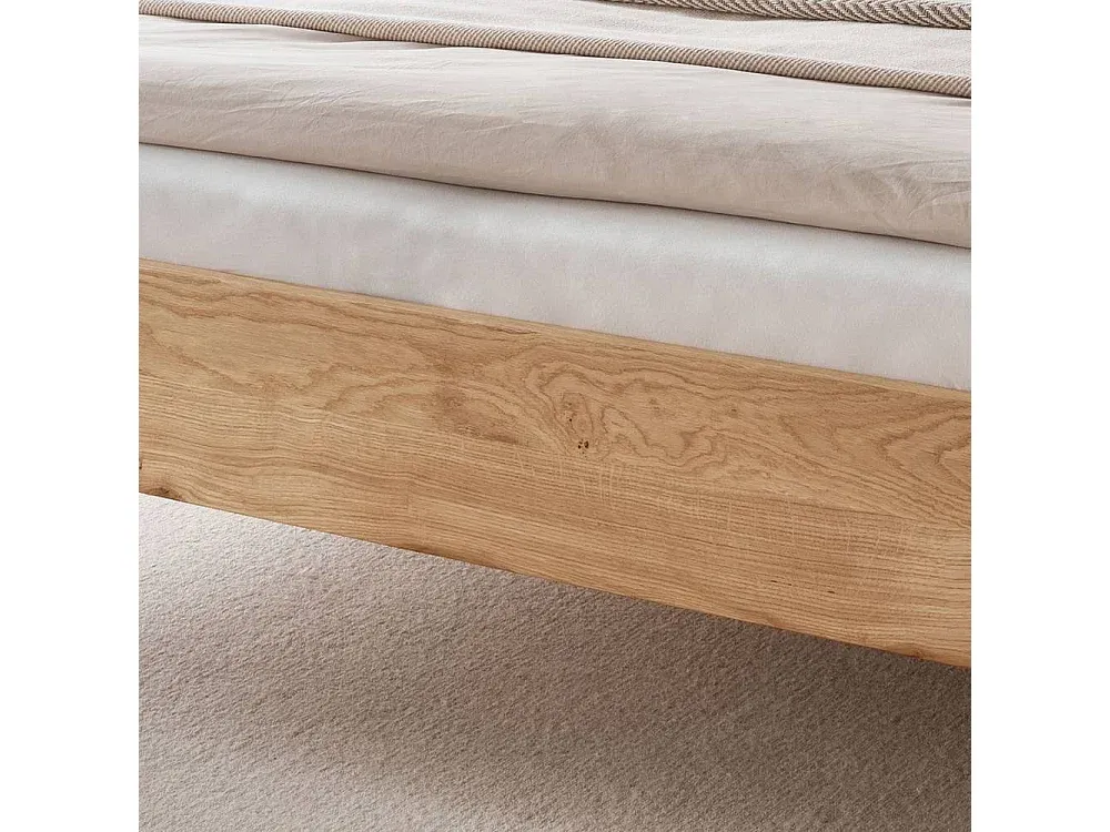 Hochwertiges Doppelbett aus Wildeiche Massivholz im Loftstil