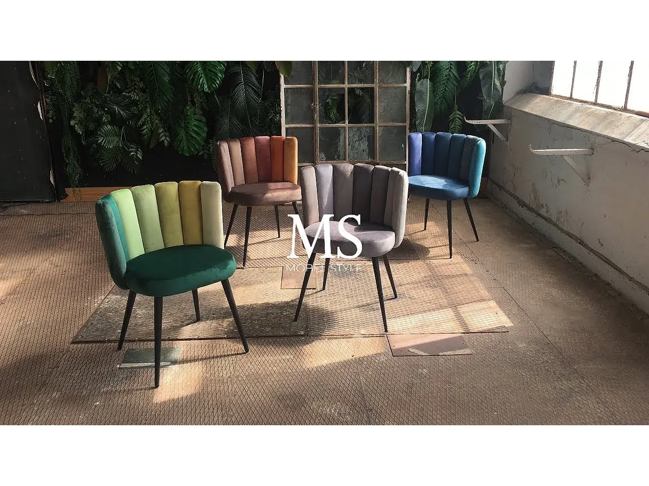 Brauner Esszimmerstuhl aus Samt