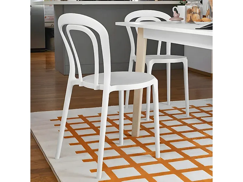 Stapelbare weiße Polypropylen-Stühle für Innen- und Außenbereich, 2er-Set