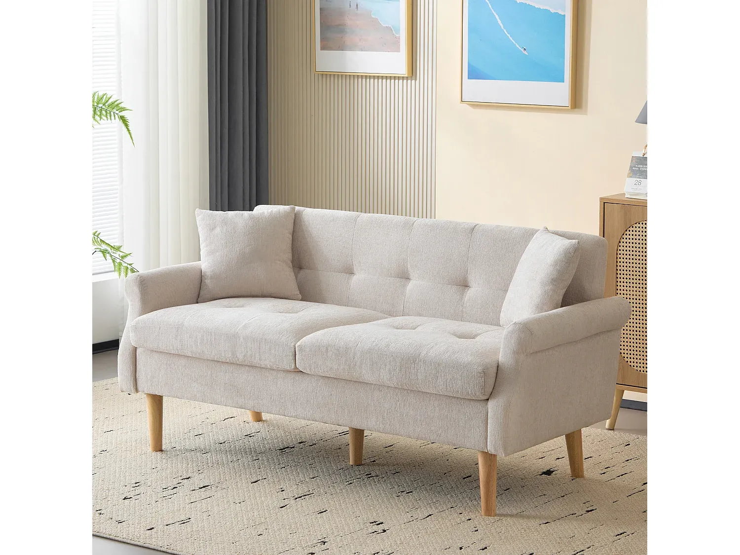 Bequemes Zweisitzer-Sofa mit Kissen und Armlehnen, in Beige, Holzfüße
