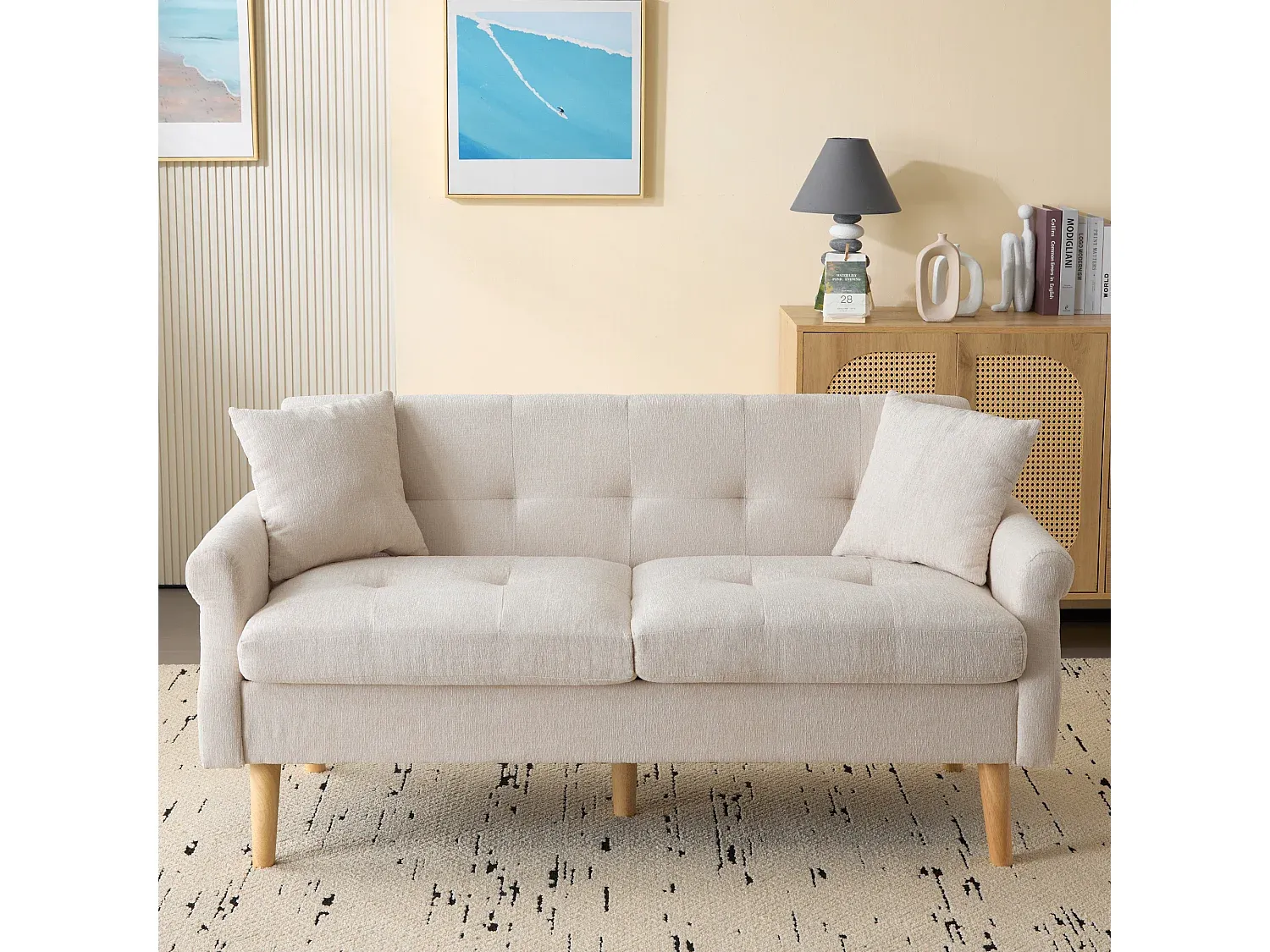 Bequemes Zweisitzer-Sofa mit Kissen und Armlehnen, in Beige, Holzfüße