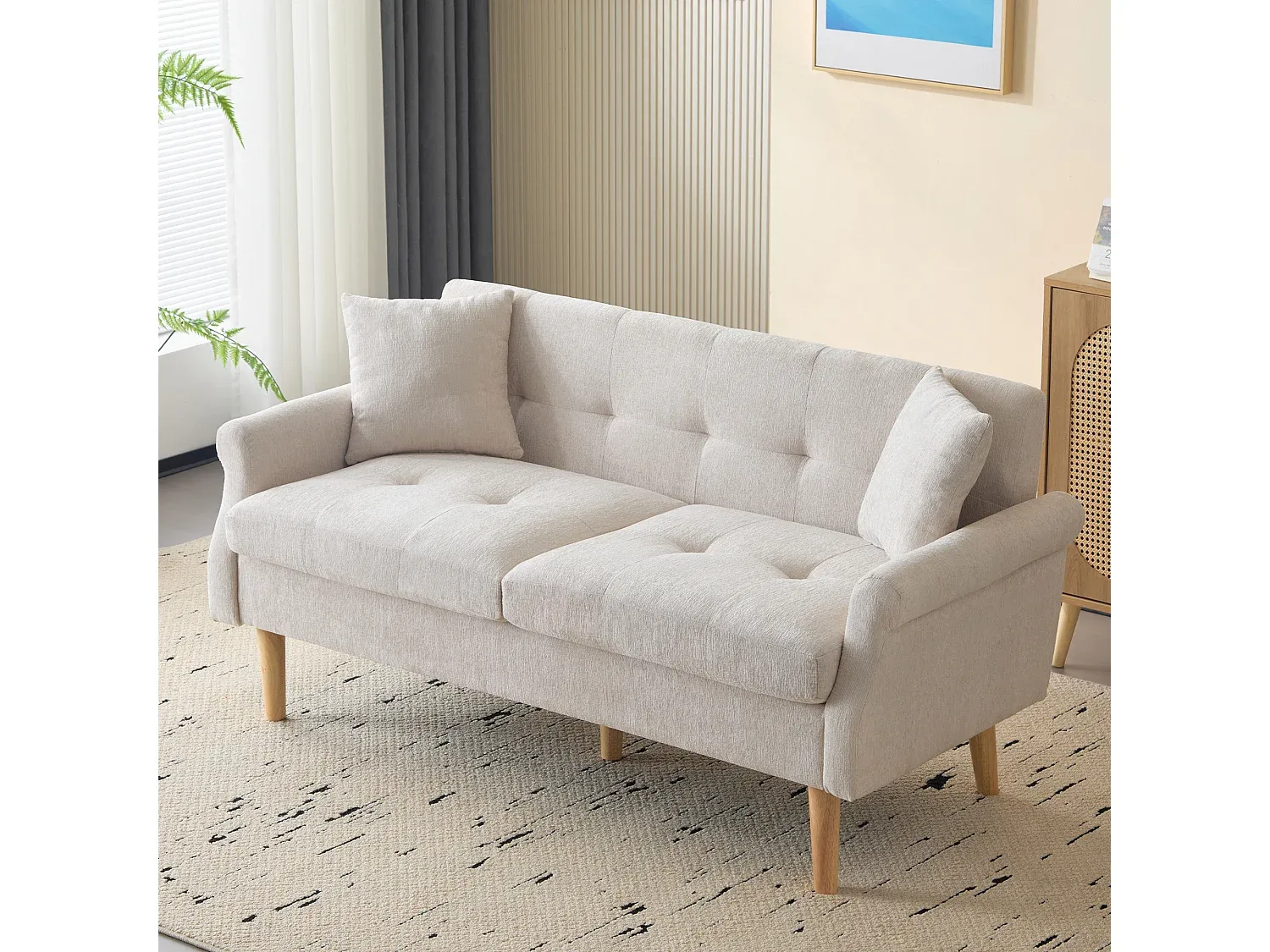 Bequemes Zweisitzer-Sofa mit Kissen und Armlehnen, in Beige, Holzfüße
