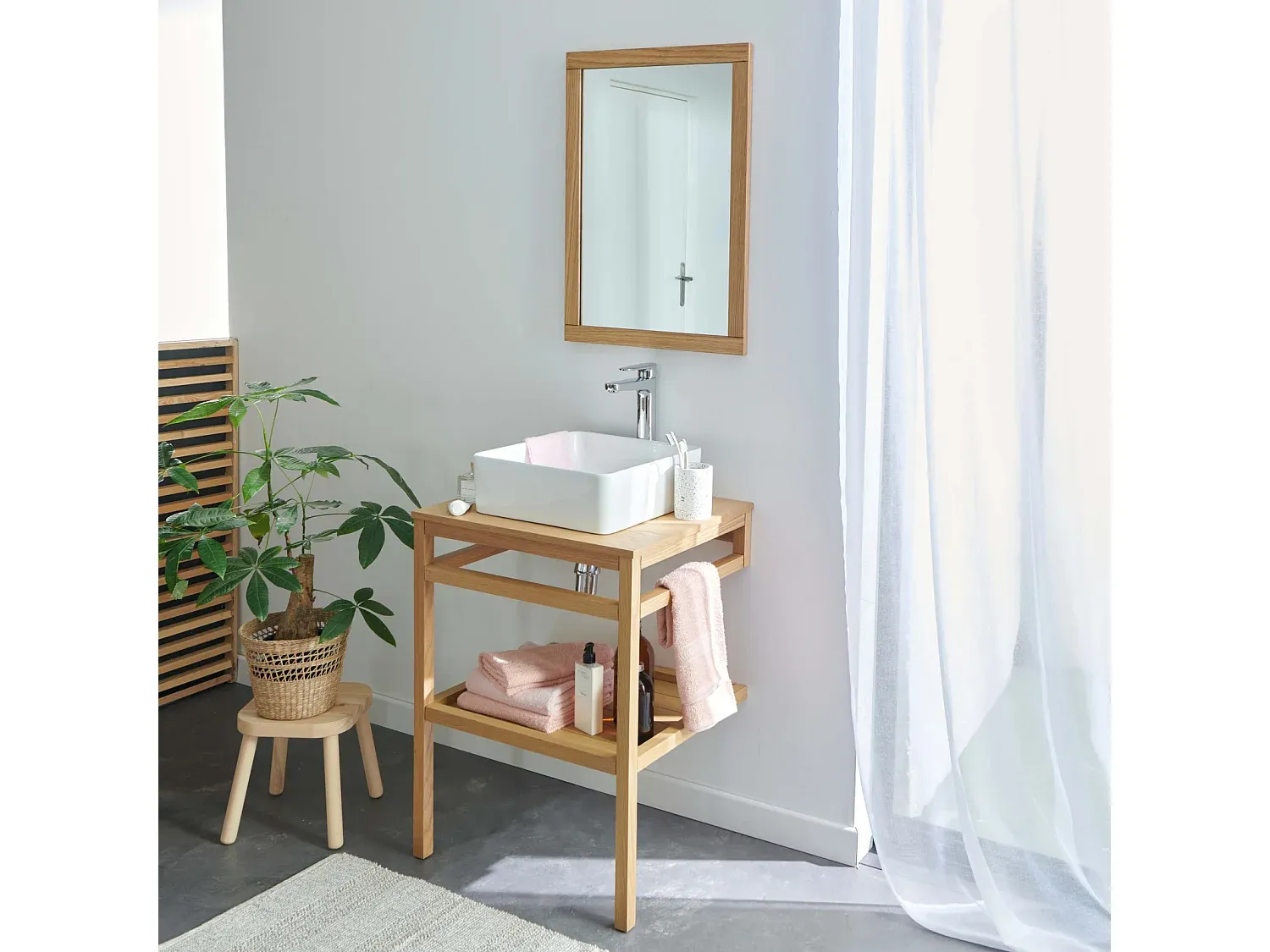 Waschbecken mit Einzelmöbel und Spiegel