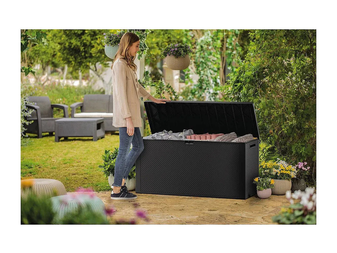 Anthrazitgraue Gartenbox mit 277L, Rollen und Verriegelung