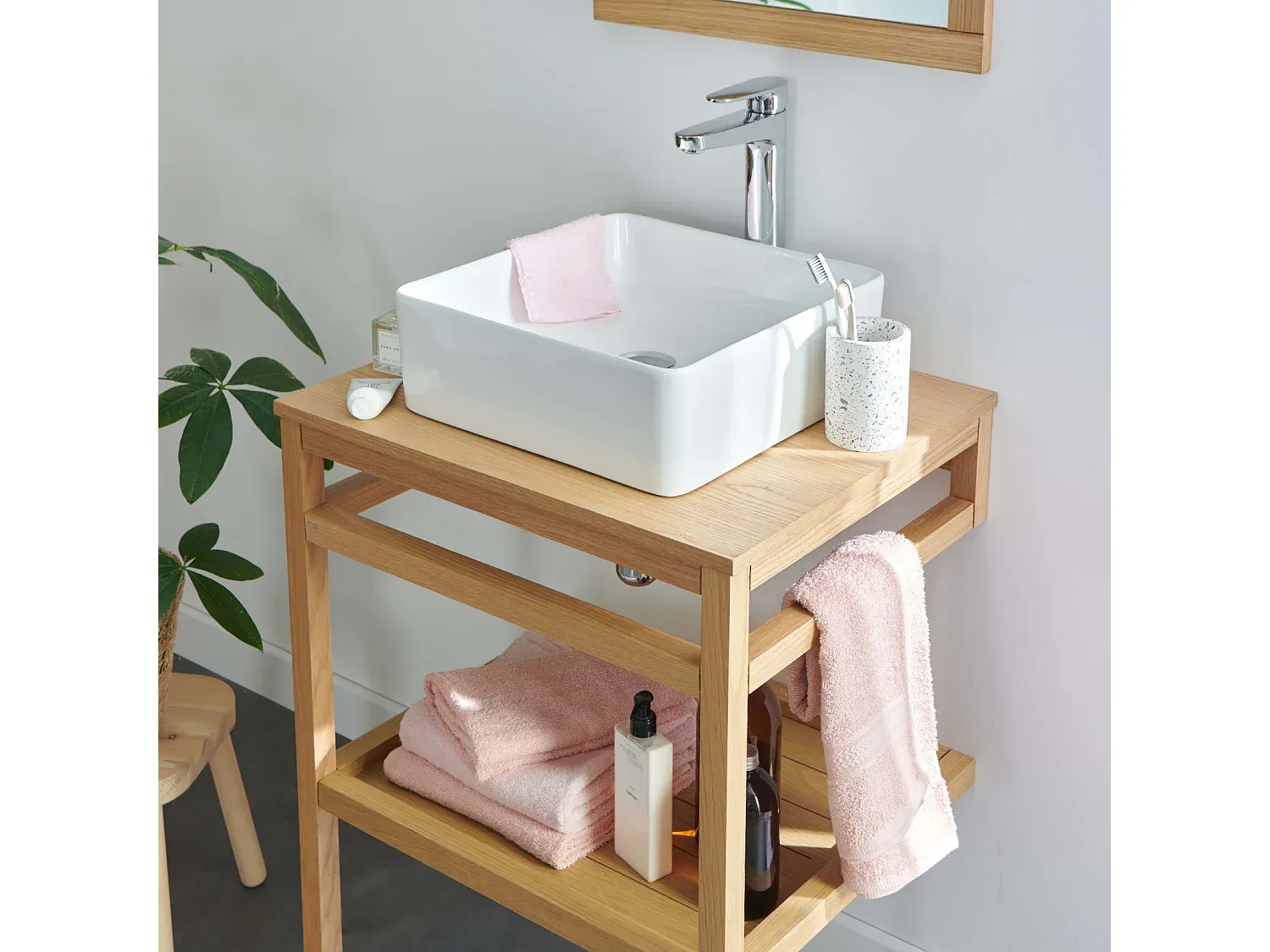 Waschbecken mit Einzelmöbel und Spiegel