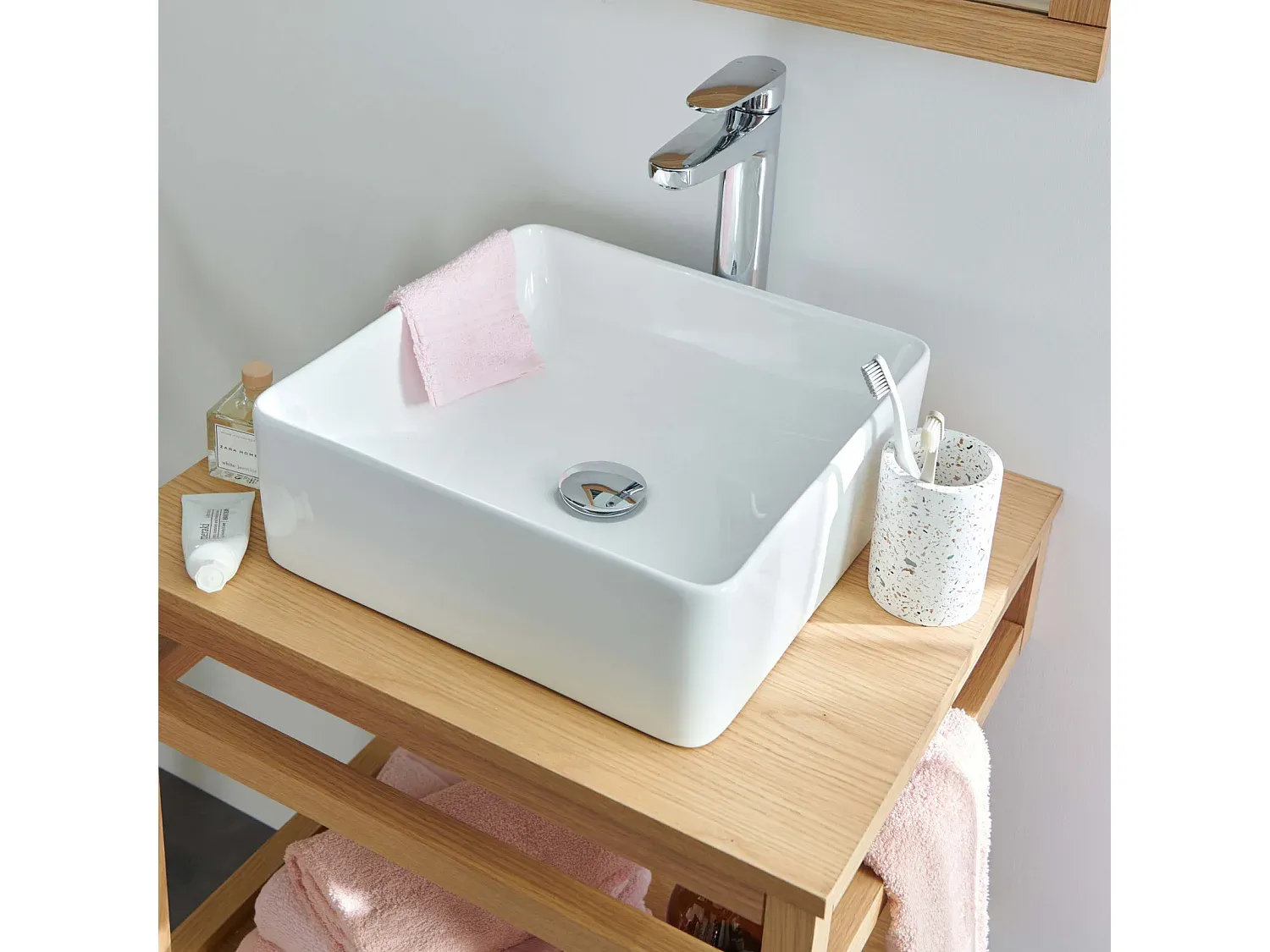 Waschbecken mit Einzelmöbel und Spiegel