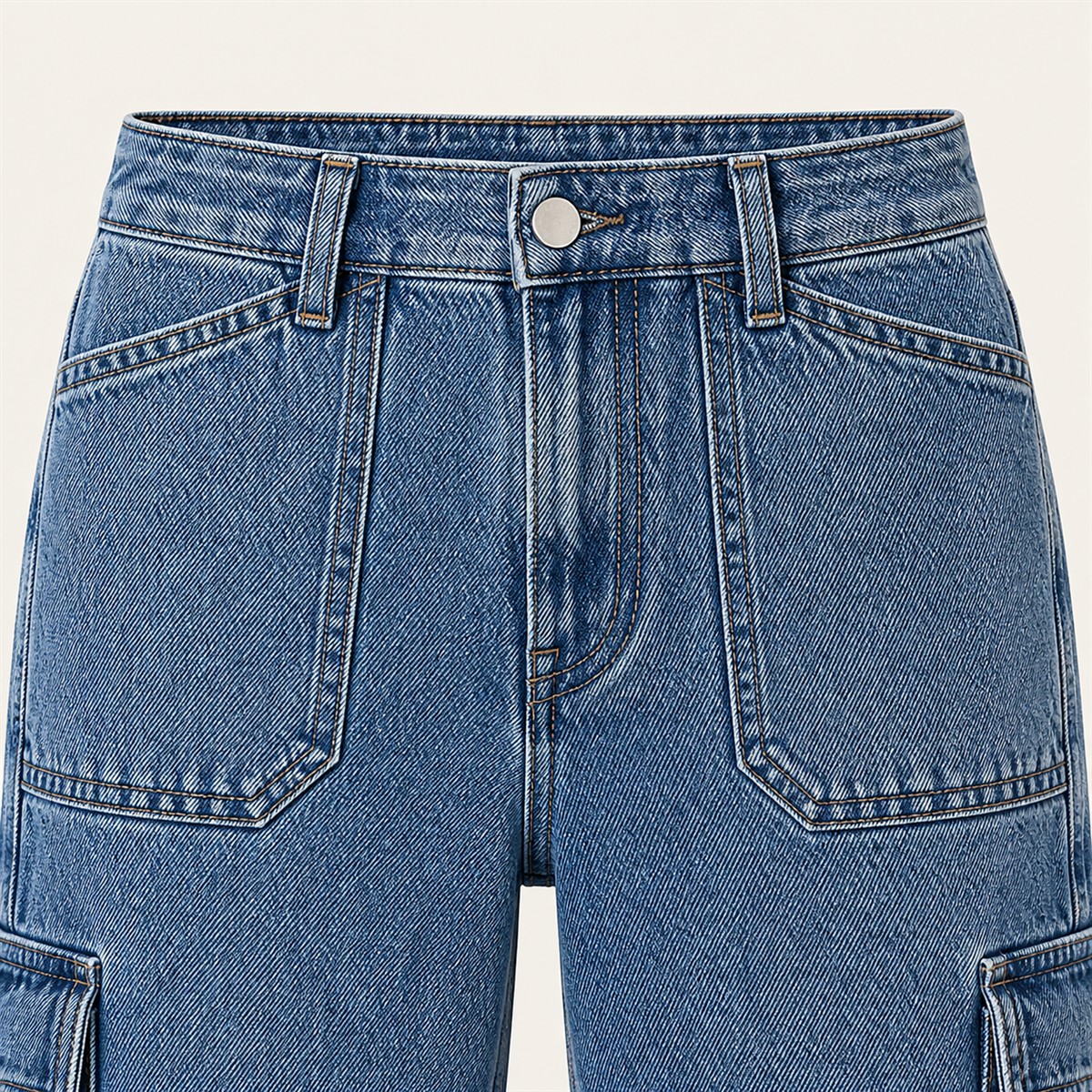 Pantalon cargo court femme à jambe large et poches multiples - Détail : taille à bouton avec passants
