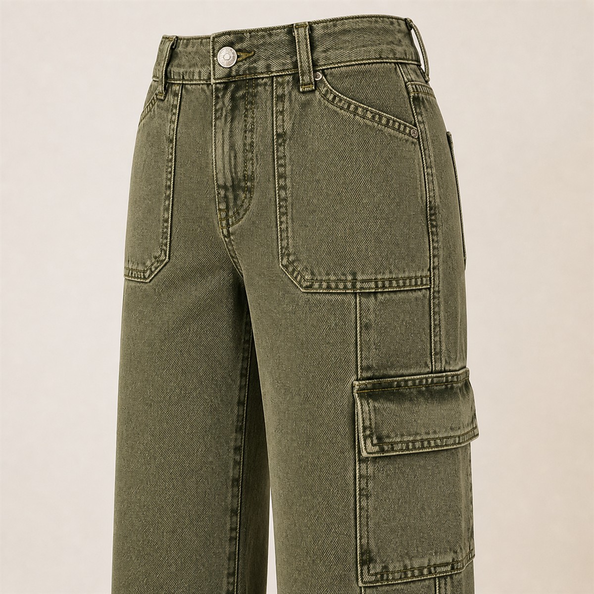 Pantalon cargo court femme à jambe large et poches multiples - Détail : poches plaquées et poches cargo