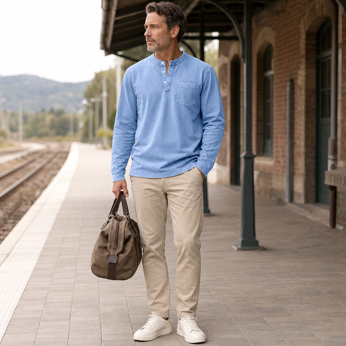 5tu0731002 hellblaues Herren Langarm Henleyshirt als Reiseoutfit