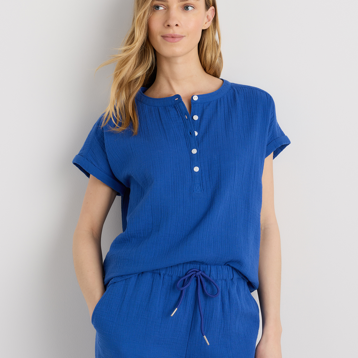 Women0710001 lifestyle scene organic cotton gauze shirt
