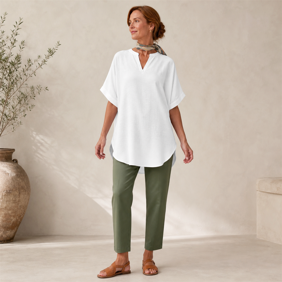 Top femme blanc associ&eacute; &agrave; un pantalon olive