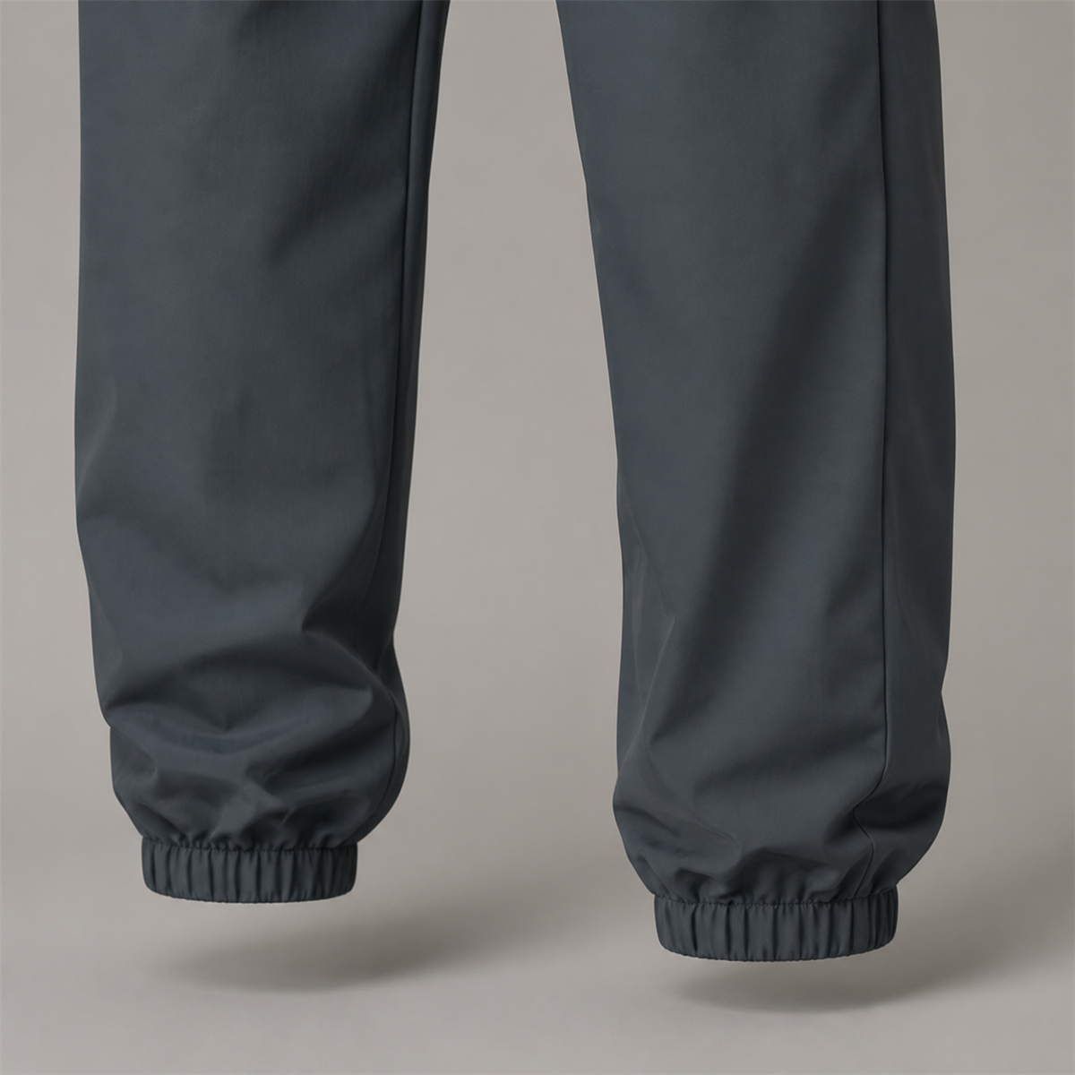Pantalon cargo leger femme a chevilles elastiquees - Detail : bas de jambes elastiques