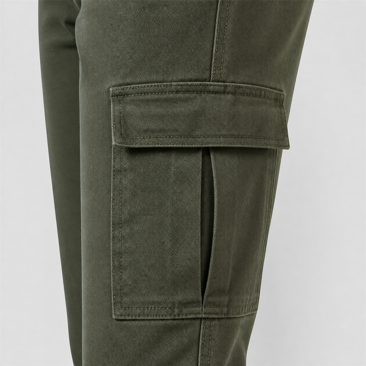 Pantalon droit femme a poches cargo - Detail : poches plaquees et details cargo