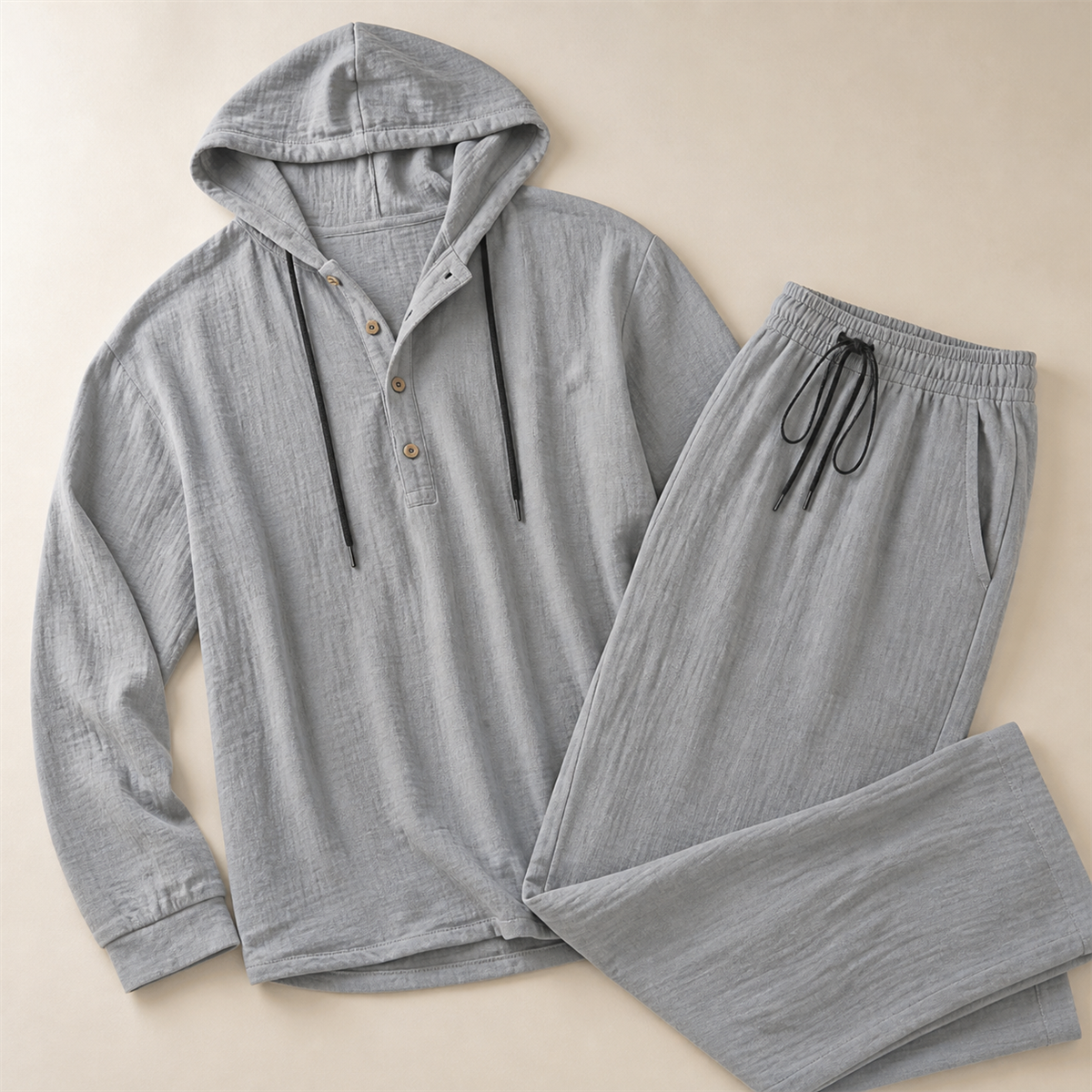 Ensemble homme avec haut Henley a capuche et pantalon decontracte - Detail : encolure Henley a boutons