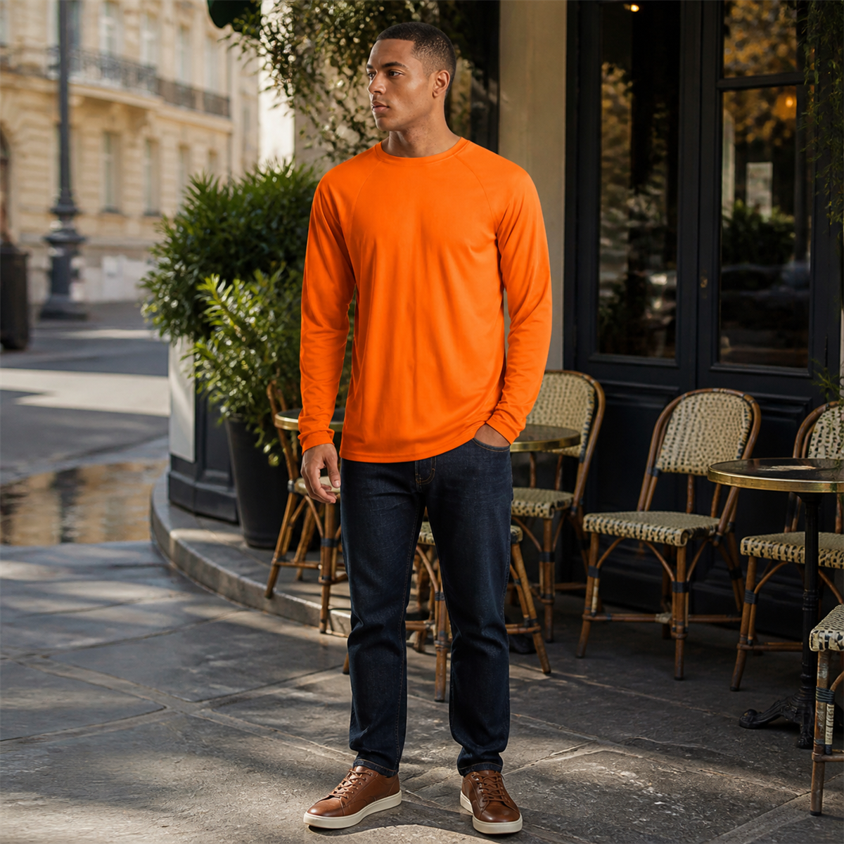 Haut raglan à manches longues homme - Porte dans une scene quotidienne