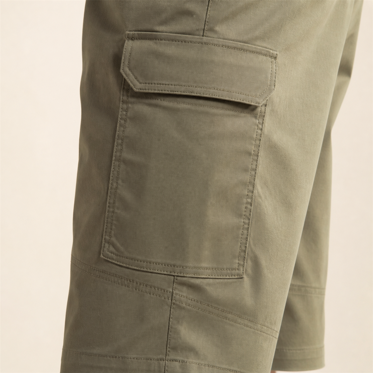 Short cargo décontracté homme - Detail : poches cargo latérales à rabat