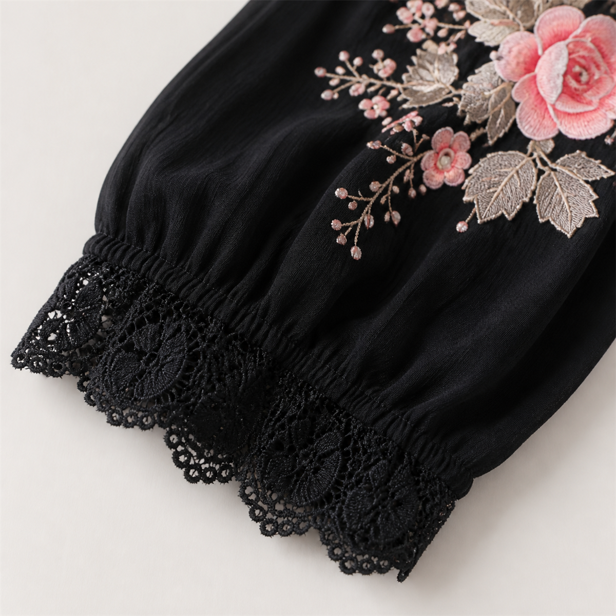 Détail du poignet en dentelle et de la manche longue