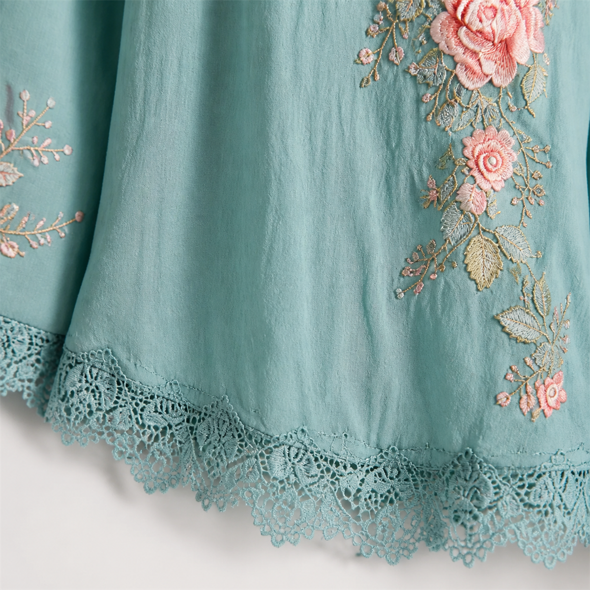 Détail de l'ourlet en dentelle et du tissu fluide