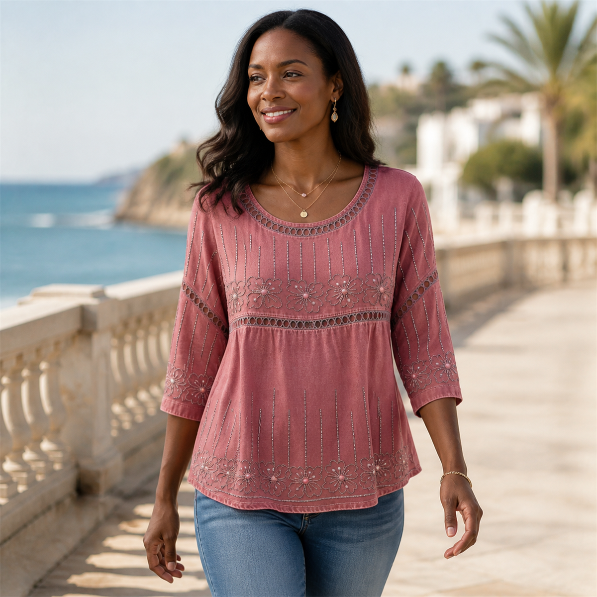 Blouse bohème brodée lors d’une promenade en bord de mer