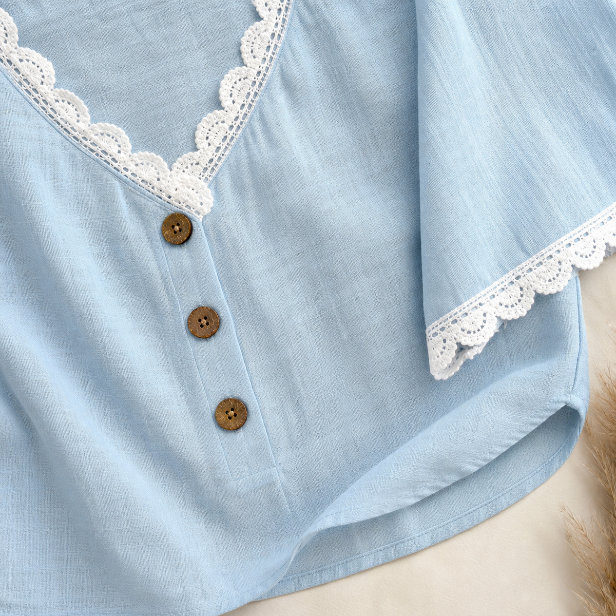 4tu0717001 lace trim fabric neckline buttons sleeve and hem details
