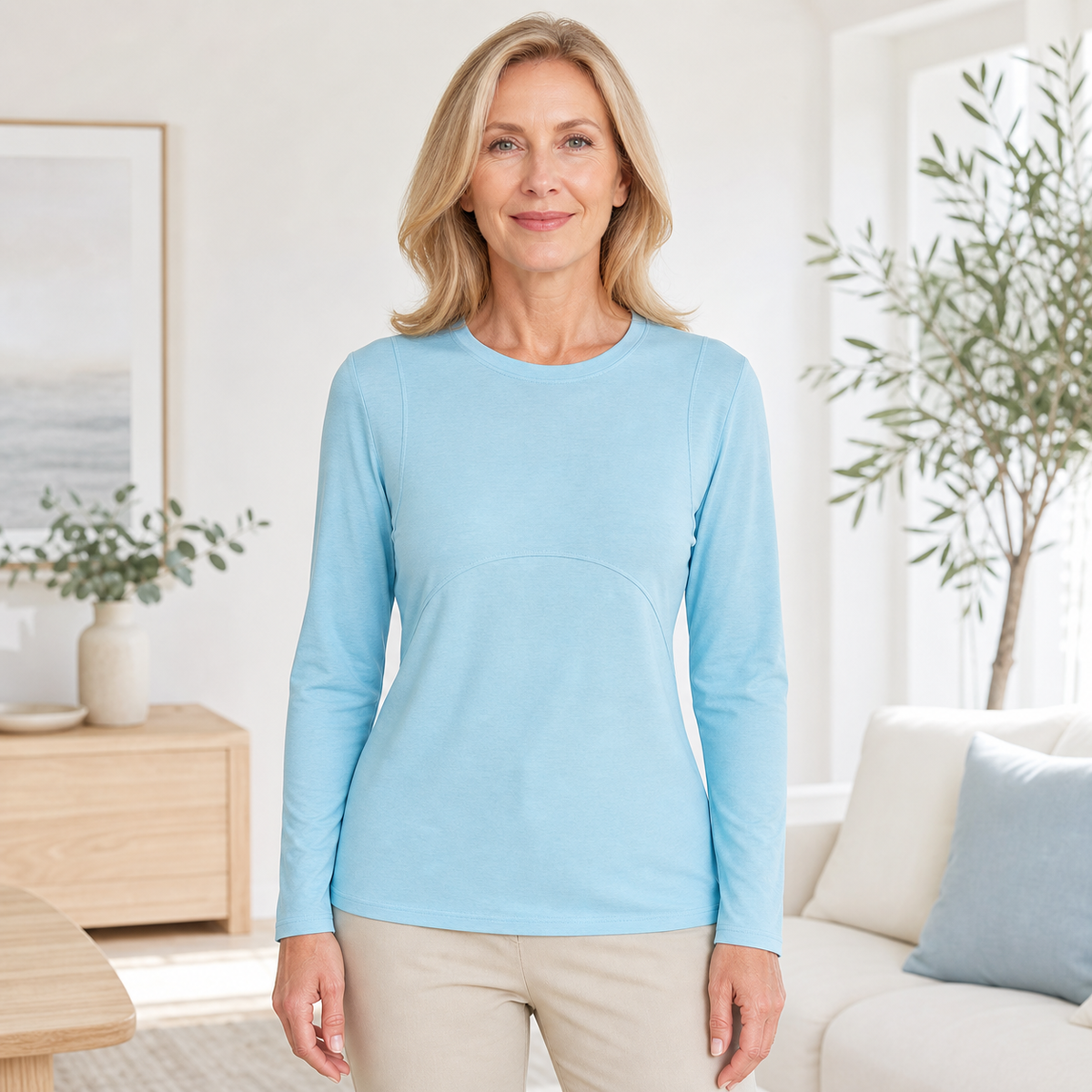 T3u0728001 Damen Langarmshirt in Hellblau an reifer europäischer Frau