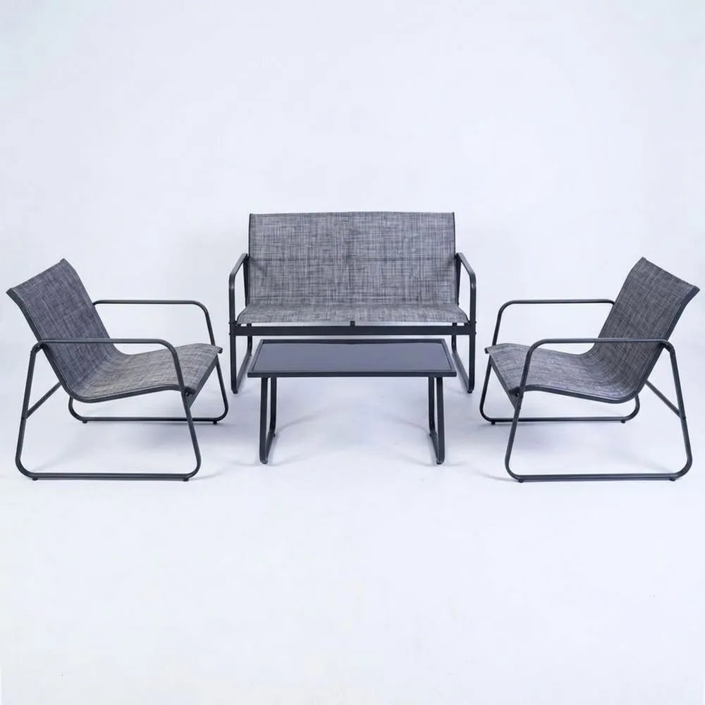 Das graue Gartenmöbelset aus Stahl besteht aus einem Tisch, zwei Liegestühlen und einem Sofa