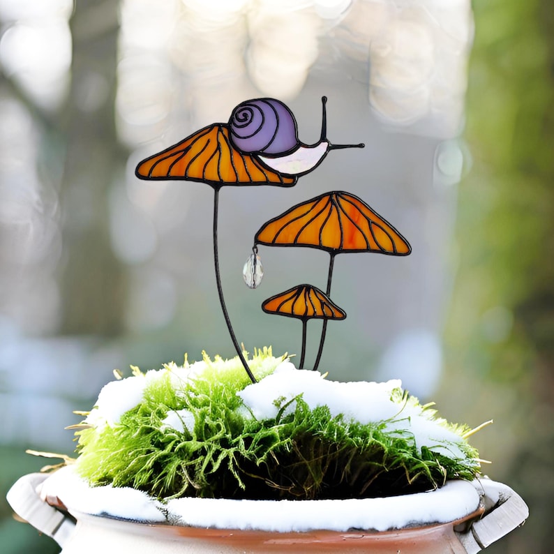 Suporte para plantas em forma de cogumelos rosa iridescentes com caracol. Suporte de vitral para jardim. Decoração de cogumelos. Decoração de cozinha exclusiva. Presente para a mãe.