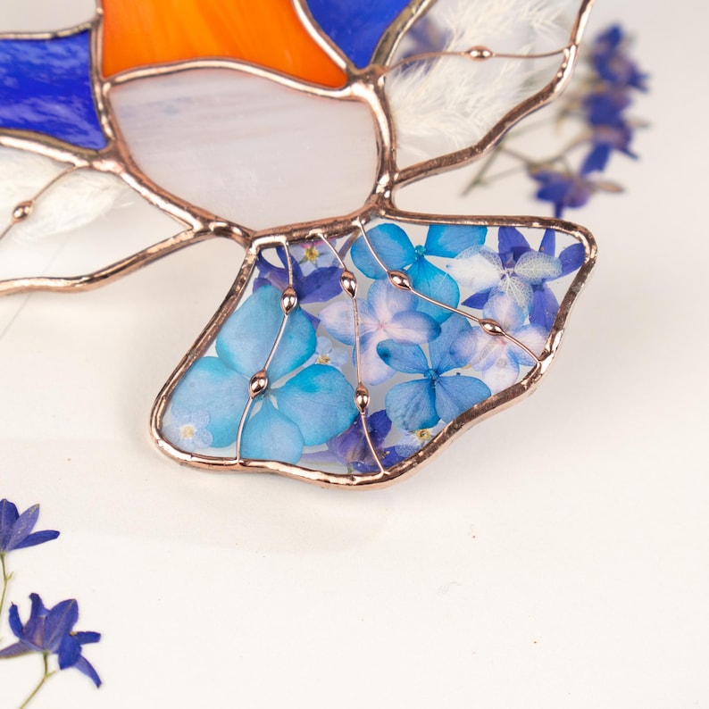 Enfeite de vitral de pássaro azul, presente para o Dia das Mães, decoração de janela em vitral, produto artesanal, arte com flores prensadas, presente para padrinhos/madrinhas.