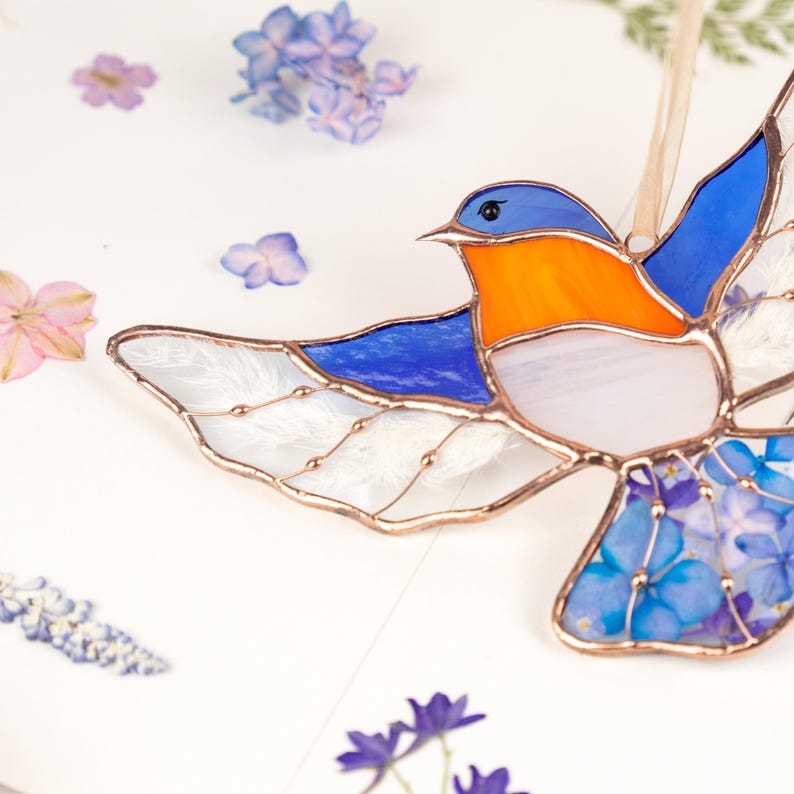Enfeite de vitral de pássaro azul, presente para o Dia das Mães, decoração de janela em vitral, produto artesanal, arte com flores prensadas, presente para padrinhos/madrinhas.