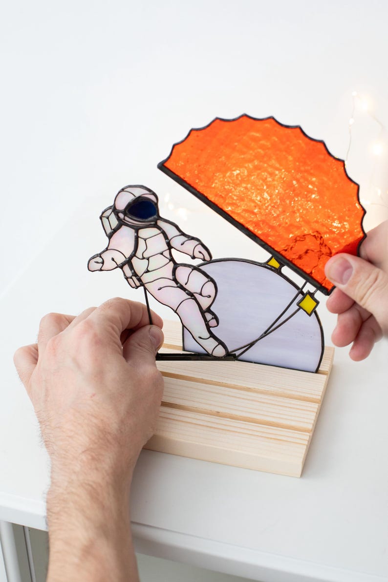 Escultura de vidro colorido vitral astronauta apanhador de sol arte espacial