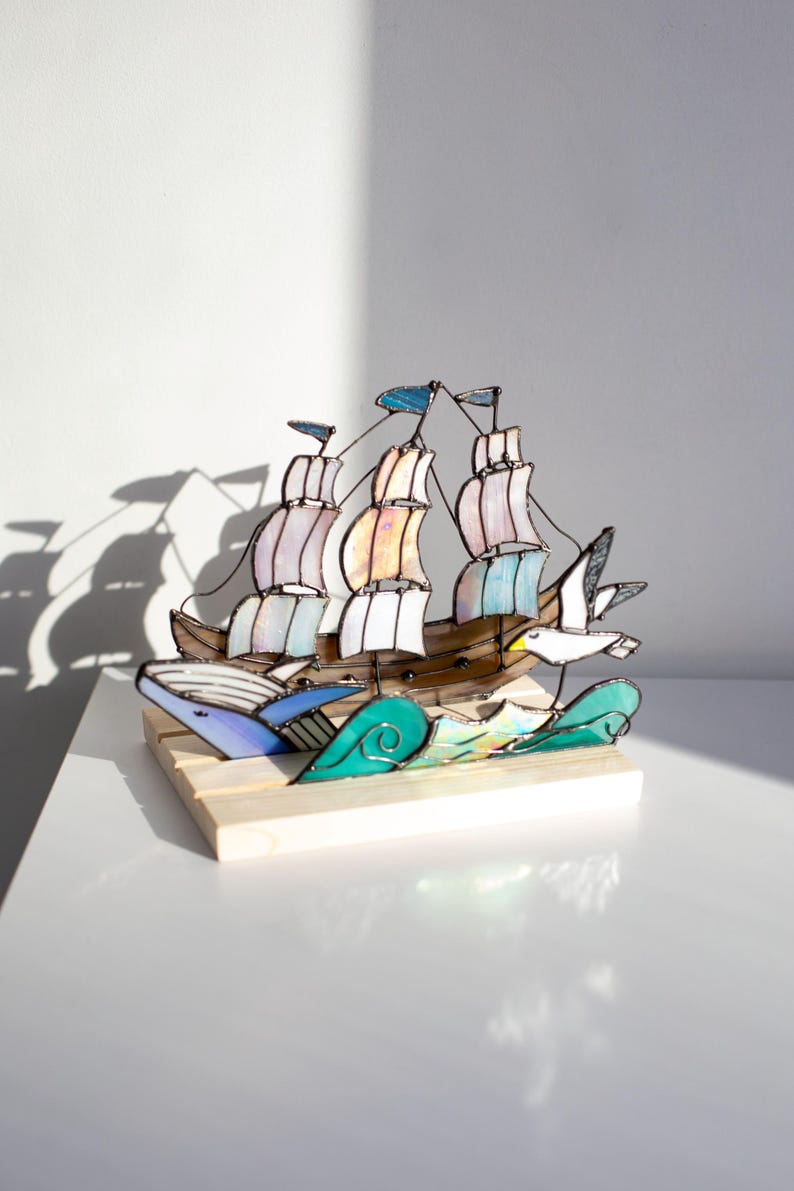 Escultura de vidro colorido vitral navio barco baleia decoração náutica iridescente