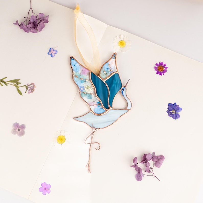 Vitral em forma de garça-azul com flores prensadas, decoração para presente para amantes de pássaros.