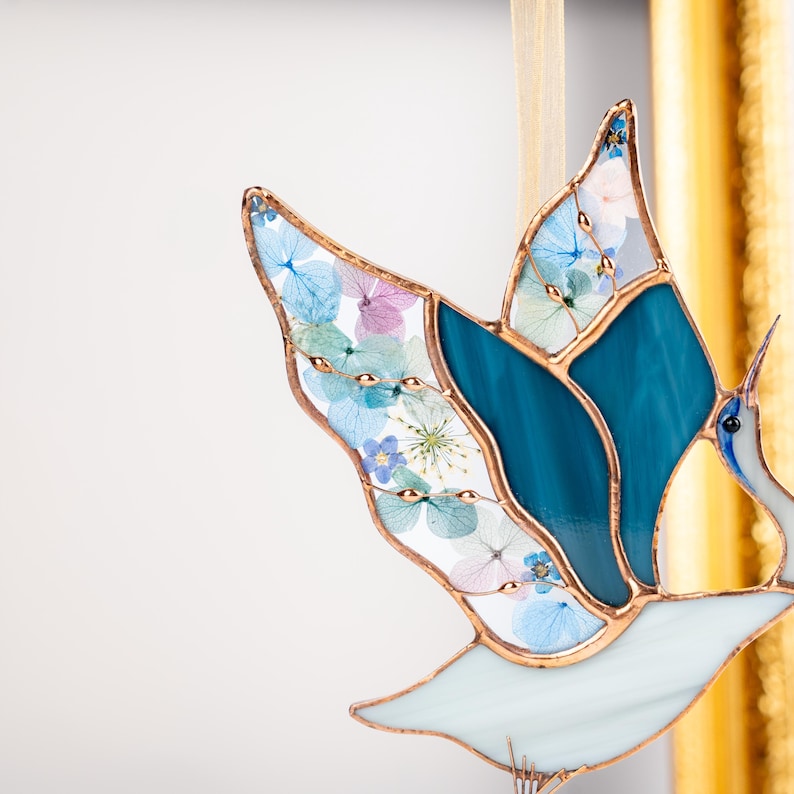 Vitral em forma de garça-azul com flores prensadas, decoração para presente para amantes de pássaros.