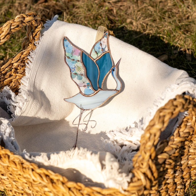 Vitral em forma de garça-azul com flores prensadas, decoração para presente para amantes de pássaros.