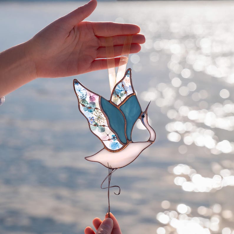 Vitral em forma de garça-azul com flores prensadas, decoração para presente para amantes de pássaros.